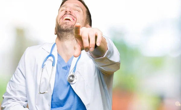 Knappe Dokter Man Medische Uniform Dragen Geïsoleerd Background Lachend Van — Stockfoto