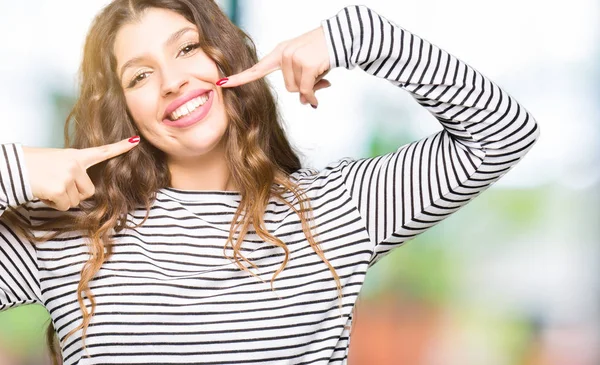 Joven Hermosa Mujer Con Rayas Suéter Sonriendo Confiado Mostrando Señalando —  Fotos de Stock