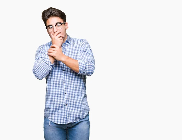 Ung Vacker Man Glasögon Över Isolerade Bakgrund Chockad Som Täcker — Stockfoto