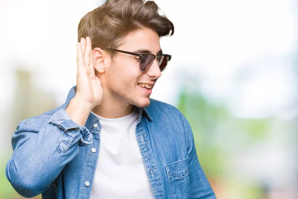 Joven Hombre Guapo Con Gafas Sol Sobre Fondo Aislado Sonriendo —  Fotos de Stock