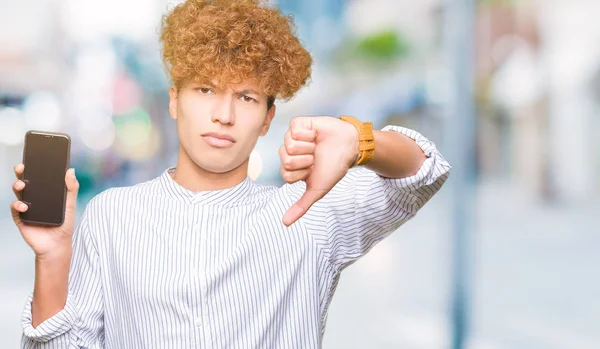 Joven Hombre Guapo Mostrando Pantalla Del Teléfono Inteligente Con Cara —  Fotos de Stock