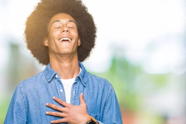 Mladý Američan Afričana Muž Afro Vlasy Úsměvem Smíchy Těžké Nahlas — Stock fotografie