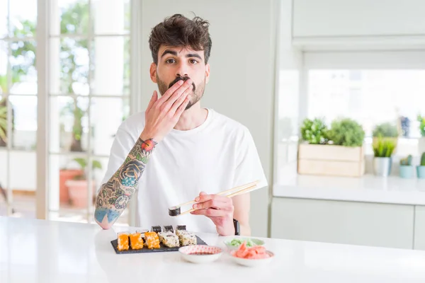 Joven Comiendo Sushi Asiático Entrega Domicilio Cubrir Boca Con Mano — Foto de Stock