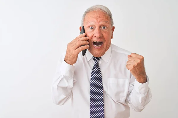 Senior Hombre Negocios Pelo Gris Hablando Teléfono Inteligente Sobre Fondo —  Fotos de Stock