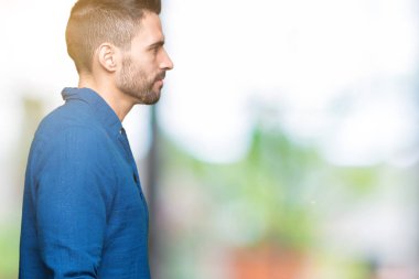 Yakışıklı delikanlı izole arka tarafına, seyir üzerinde dinlenmek doğal yüz emin gülümseme ile pozuyla profili.