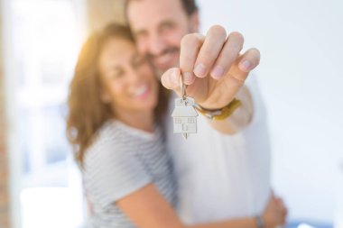 Orta yaş Senior romantik çift Holding ve gösteren ev tuşları