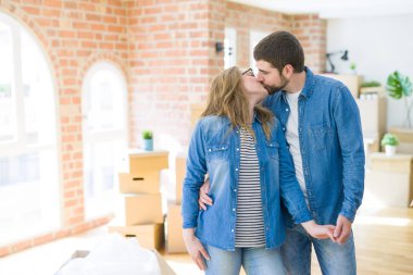 Karton kutular etrafında genç çift çok mutlu bir yeni h hareket