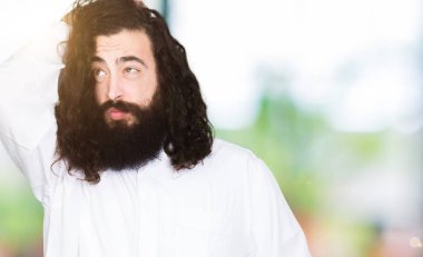 Adam giyen İsa Mesih kostüm yanıltır ve soru hakkında merak ediyorum. Şüphe, kafasına el ile düşünme ile belirsiz. Dalgın kavramı.