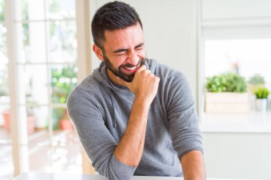 Yakışıklı adam, büyük bir gülümseme ile yüz gösteren neşeli gülümseyen