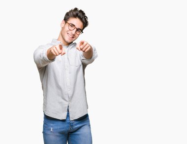 Genç yakışıklı adam gözlük izole üzerinde arka plan size işaret ve parmaklar, olumlu ve neşeli gülümseyen kamerayla