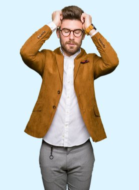 Genç yakışıklı iş adamı gözlük çünkü umutsuz ve stresli baş ağrısı acı acı ve migren. Ellerini kafasına.