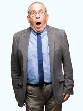 Yakışıklı üst düzey businesss gözlük adam ve korkuyor ve şok sürpriz ifade, korku ve heyecan yüz ile kravat.