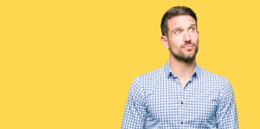 Görünümlü yan ve dik dik bakma uzağa düşünce gülümseyen mavi gözlü yakışıklı iş adamı.