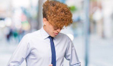 Genç yakışıklı iş adamı ile el ile mide üzerinde çünkü gözlük afro hazımsızlık, ağrılı hastalık hasta hissediyor. Ağrısı kavramı.