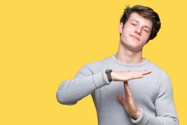 Yakışıklı delikanlı izole arka plan yapıyor zaman aşımı jest elle, sinirli üzerinde kış kazak ve ciddi bir yüz