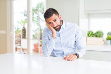 Yakışıklı İspanyol iş düşünme seyir yorgun ve sıkılmış çapraz silah depresyon sorunları ile.