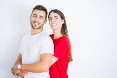 Genç güzel çift içinde aşk sarılmak üzerinde beyaz izole arka plan