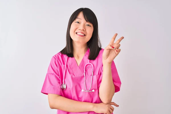 Mladá Krásná Čínská Ošetřovatelka Která Nosí Stetoskop Izolovaném Bílém Pozadí — Stock fotografie