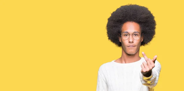 Joven Afroamericano Con Pelo Afro Usando Gafas Mostrando Dedo Medio — Foto de Stock