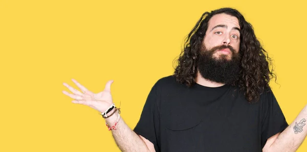 Jovem Com Cabelos Longos Barba Vestindo Roupa Preta Metal Pesado — Fotografia de Stock