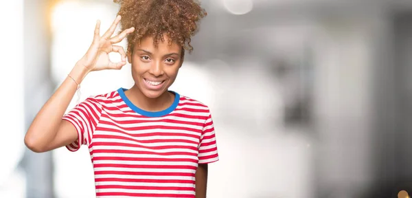 Hermosa Joven Afroamericana Mujer Sobre Fondo Aislado Sonriendo Positiva Haciendo — Foto de Stock