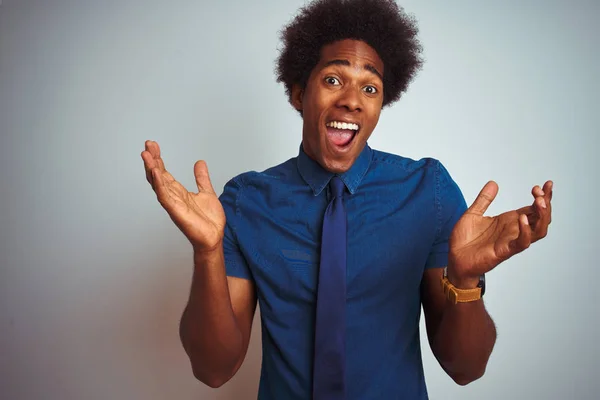 Hombre Negocios Americano Con Pelo Afro Vistiendo Camisa Azul Corbata —  Fotos de Stock