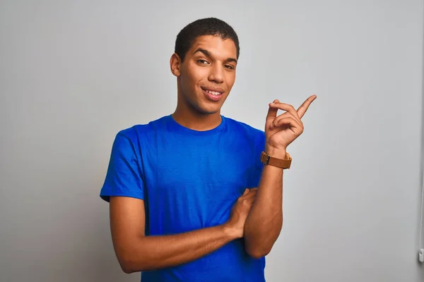 Jonge Knappe Arabische Man Draagt Blauw Shirt Staande Geïsoleerde Witte — Stockfoto