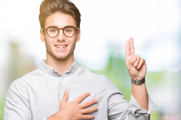 Jonge Knappe Man Dragen Bril Geïsoleerde Achtergrond Swearing Met Hand — Stockfoto