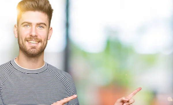 Joven Hombre Guapo Con Rayas Suéter Sonriendo Mirando Cámara Apuntando — Foto de Stock