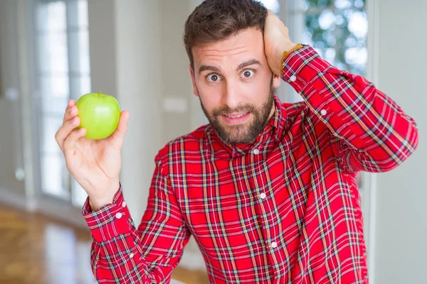 Bell Uomo Mangiare Mela Verde Fresca Sana Stressato Con Mano — Foto Stock