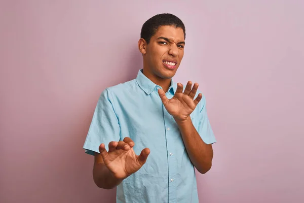 Jonge Knappe Arabische Man Dragen Blauw Shirt Staande Geïsoleerde Roze — Stockfoto