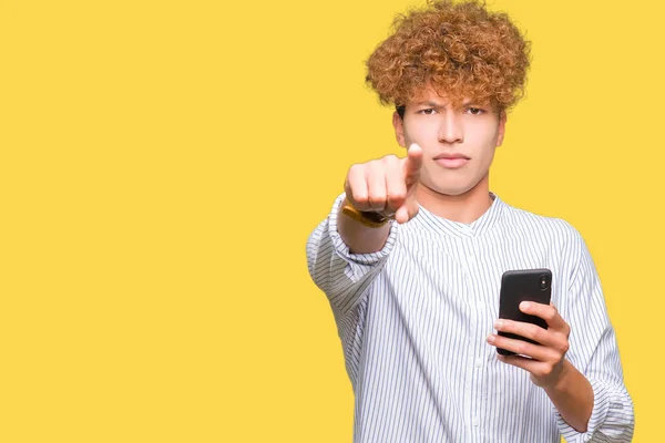 Mladý Pohledný Muž Pomocí Smartphone Ukazující Prstem Kameru Vás Rukou — Stock fotografie