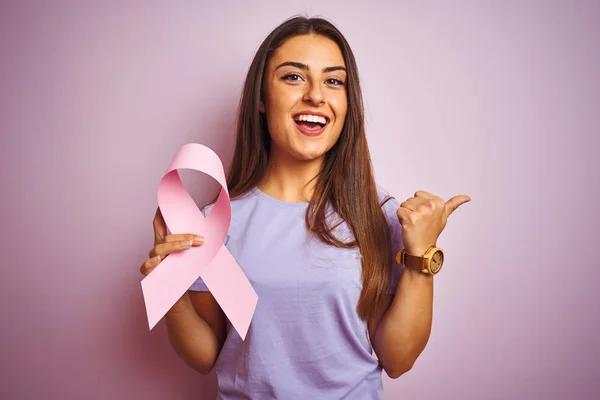 Junge Schöne Frau Mit Krebsband Auf Isoliertem Rosa Hintergrund Stehend — Stockfoto