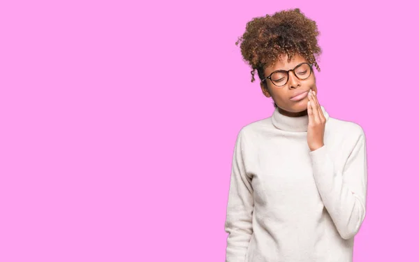 Hermosa Mujer Afroamericana Joven Con Gafas Sobre Fondo Aislado Tocando —  Fotos de Stock