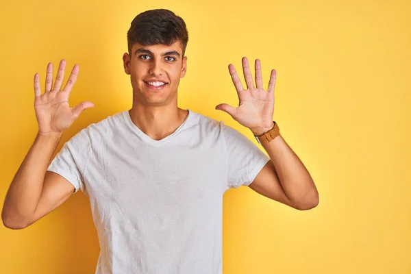 Homem Indiano Jovem Vestindo Camiseta Branca Sobre Fundo Amarelo Isolado — Fotografia de Stock