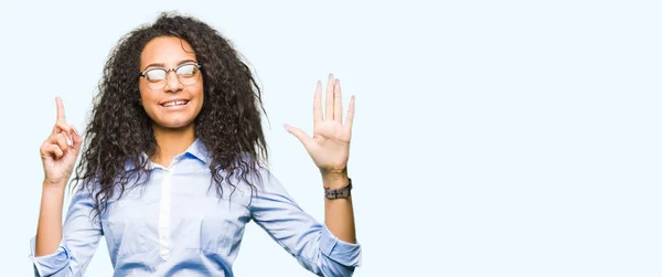 Jonge Mooie Business Meisje Met Krullend Haar Dragen Van Een — Stockfoto