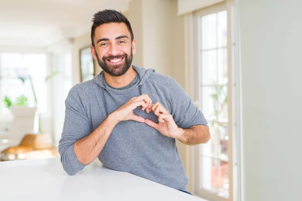 Bell Uomo Ispanico Che Indossa Felpa Casual Casa Sorridente Amore — Foto Stock