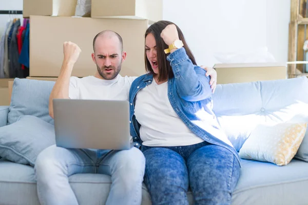 Jong Stel Zittend Bank Rond Kartonnen Dozen Verhuizen Naar Een — Stockfoto