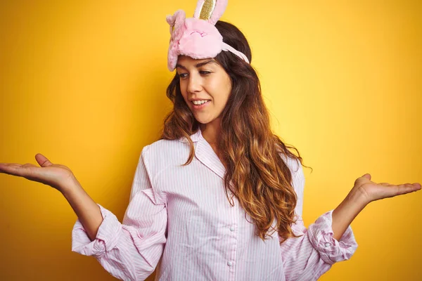 Mujer Joven Con Pijama Máscara Dormir Pie Sobre Fondo Aislado — Foto de Stock