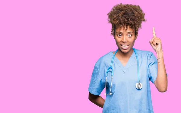 Joven Mujer Médica Afroamericana Sobre Fondo Aislado Apuntando Con Dedo — Foto de Stock