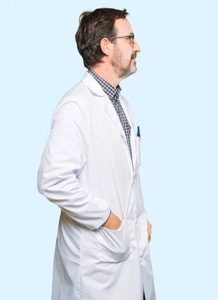 Schöner Arzt Mittleren Alters Mit Sonnenbrille Zur Seite Blickend Entspannte — Stockfoto