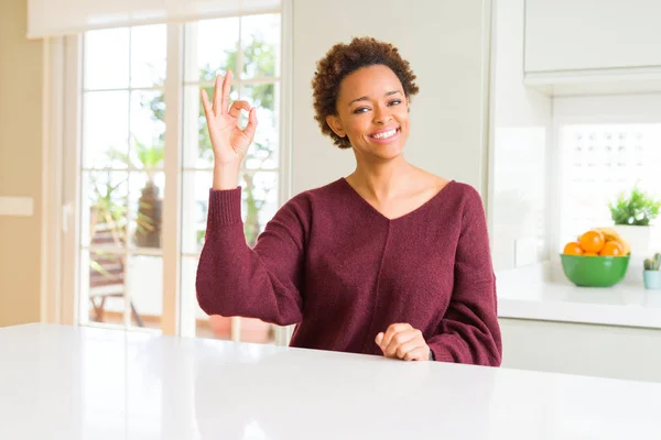 Ung Vacker Afrikansk Amerikansk Kvinna Hemma Leende Positiva Gör Skylt — Stockfoto