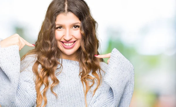 Mujer Hermosa Joven Vistiendo Suéter Invierno Mirando Confiado Con Sonrisa —  Fotos de Stock