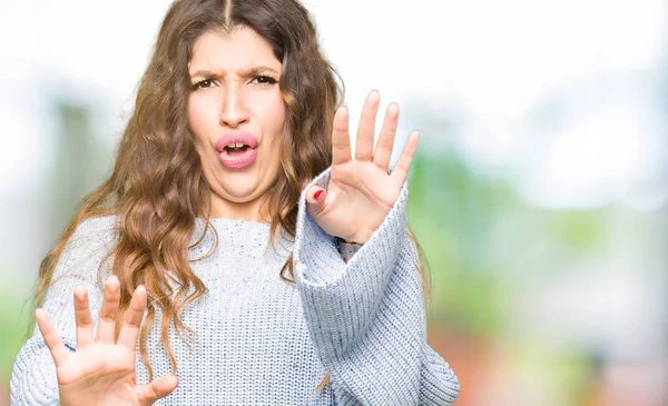 Junge Schöne Frau Trägt Winterpullover Angst Und Erschrocken Mit Angst — Stockfoto