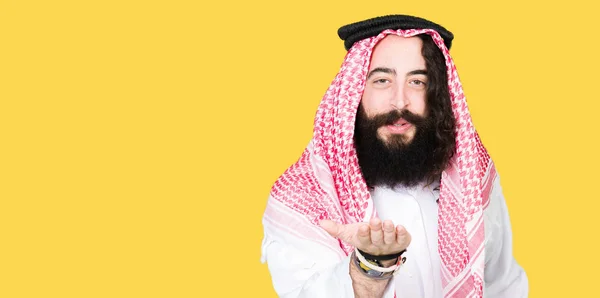 Pebisnis Arab Dengan Rambut Panjang Mengenakan Syal Tradisional Keffiyeh Melihat — Stok Foto