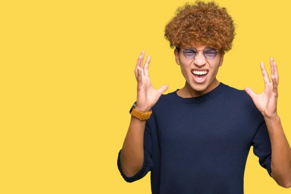 Jonge Knappe Man Met Afro Bril Gekke Gekke Schreeuwen Schreeuwen — Stockfoto