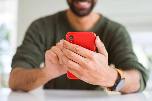 Közelről az ember használ smartphone mosolyogva — Stock Fotó