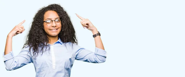 Jeune Belle Fille Affaires Avec Les Cheveux Bouclés Portant Des — Photo