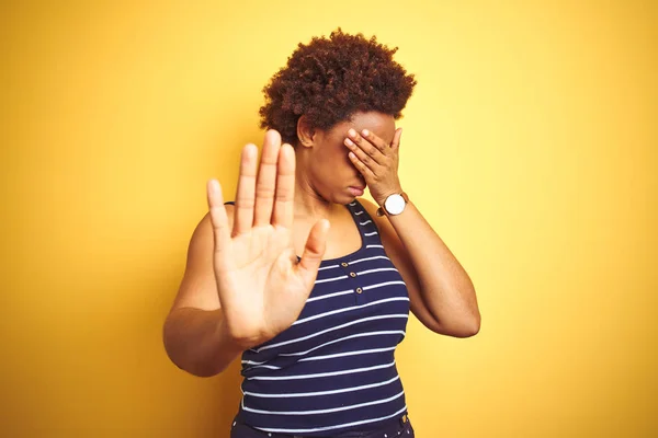 Beauitul Mulher Afro Americana Vestindo Camiseta Verão Sobre Fundo Amarelo — Fotografia de Stock