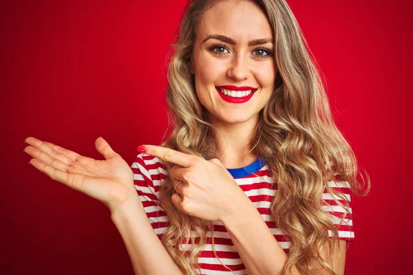 Jovem Bela Mulher Vestindo Listras Shirt Sobre Vermelho Isolado Fundo — Fotografia de Stock